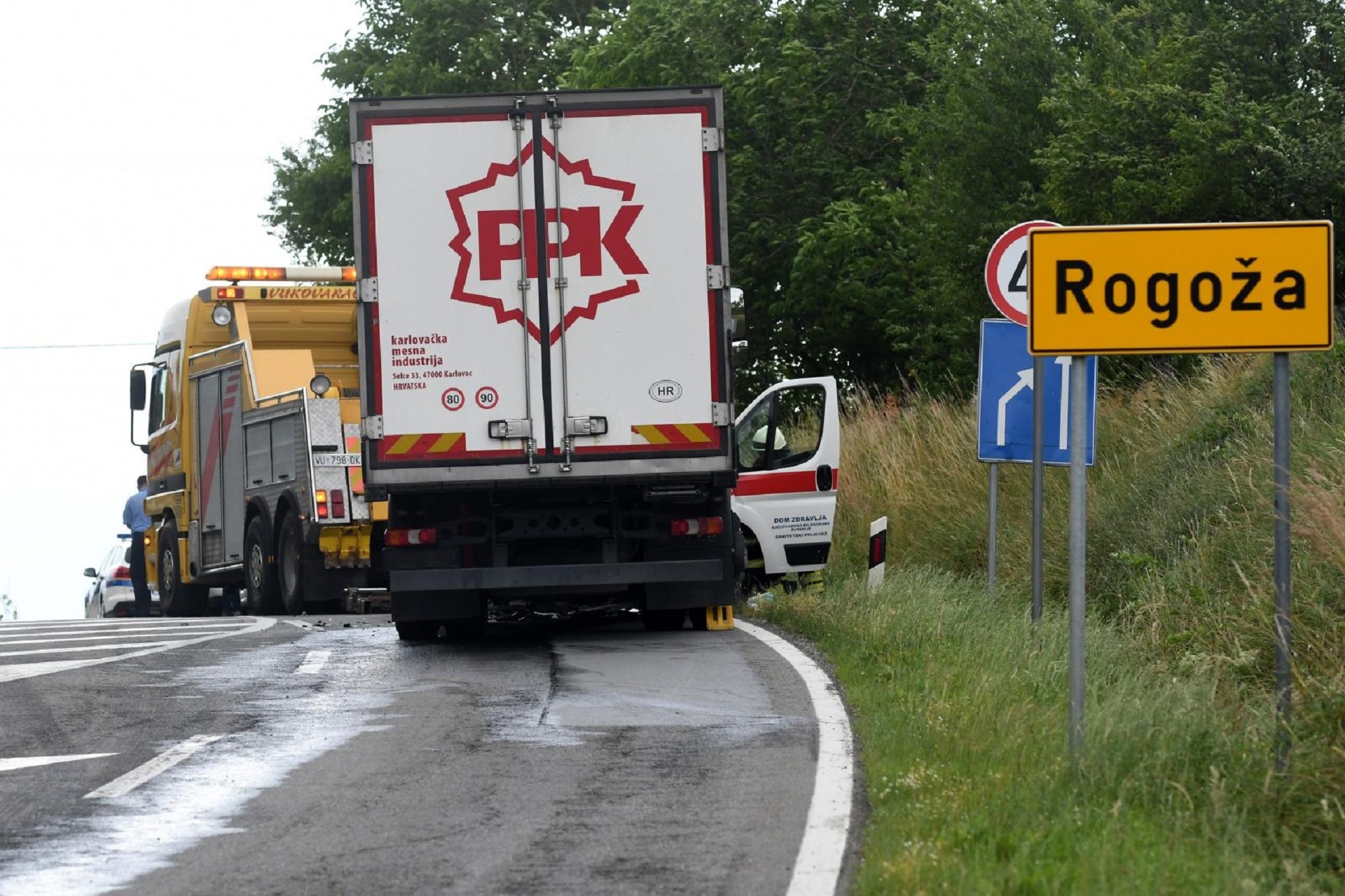 29.06.2020., Garesnica - U prometnoj nesreci poginule dvije osobe, a tri su tesko ozlijedjene. U izravnom sudaru sanitetskog vozila Doma zdravlja Bjelovarsko-bilogorske zupanije i kamiona u mjestu Rogoza na drzavnoj prometnici Garesnica - Kutina poginule su dvije osobe, a tri su tesko ozlijedjene. Photo:Damir Spehar/PIXSELL