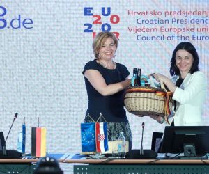 29.06.2020., Zagreb - Ministrica poljoprivrede Marija Vuckovic i njemacka ministrica poljoprivrede Julia Kloeckner nakon sastanka urucile su darove. Njemacka od 1.7. preuzima presjedanje Vijecem Europe od Hrvatske. Photo: Sanjin Strukic/PIXSELL/EU2020HR
