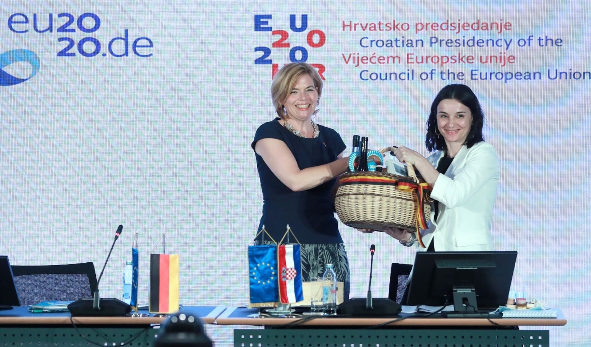 29.06.2020., Zagreb - Ministrica poljoprivrede Marija Vuckovic i njemacka ministrica poljoprivrede Julia Kloeckner nakon sastanka urucile su darove. Njemacka od 1.7. preuzima presjedanje Vijecem Europe od Hrvatske. Photo: Sanjin Strukic/PIXSELL/EU2020HR