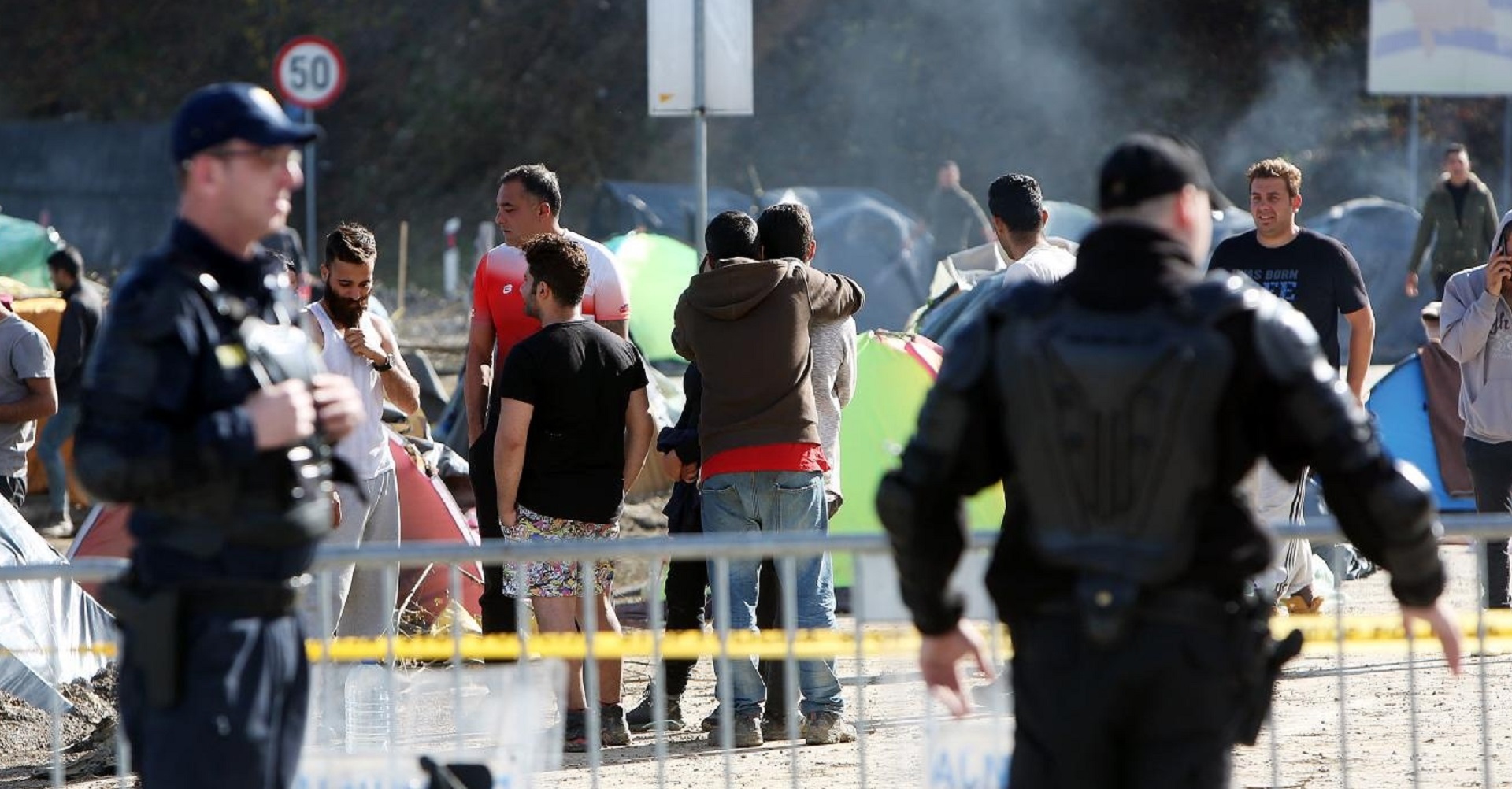 Velika Kladuša: Granični prijelaz i dalje zatvoren, migranti u improviziranom kampu 30.10.2018., Velika Kladusa - Granicni prijelaz Maljevac-Velika Kladusa i dalje je zatvoren za sav promet. Izbjeglice su i dalje u improviziranom kampu stotinjak metara od granice. Oko 200 migranata podiglo je satore uz granicu gdje borave, tijekom dana neki borave po parkovima u Velikoj Kladusi. 
Photo: Kristina Stedul Fabac/PIXSELL
