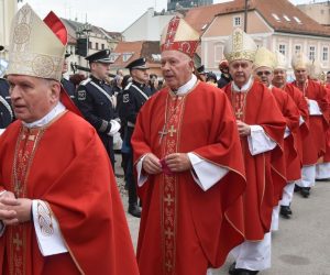 31.05.2020., Zagreb - Ispred Zagrebacke katedrale proslavljena je svetkovina Duhova kao dio svetkovine Majke Bozje od kamenitih vrata. Svetu misu predvodio je apostolski nuncij u Republici u Republici Hrvatskoj mons. Giorgio Lingua u zajednistvu sa zagrebackim nadbiskupom Josipom Bozanicem.

Photo: Davorin Visnjic/PIXSELL