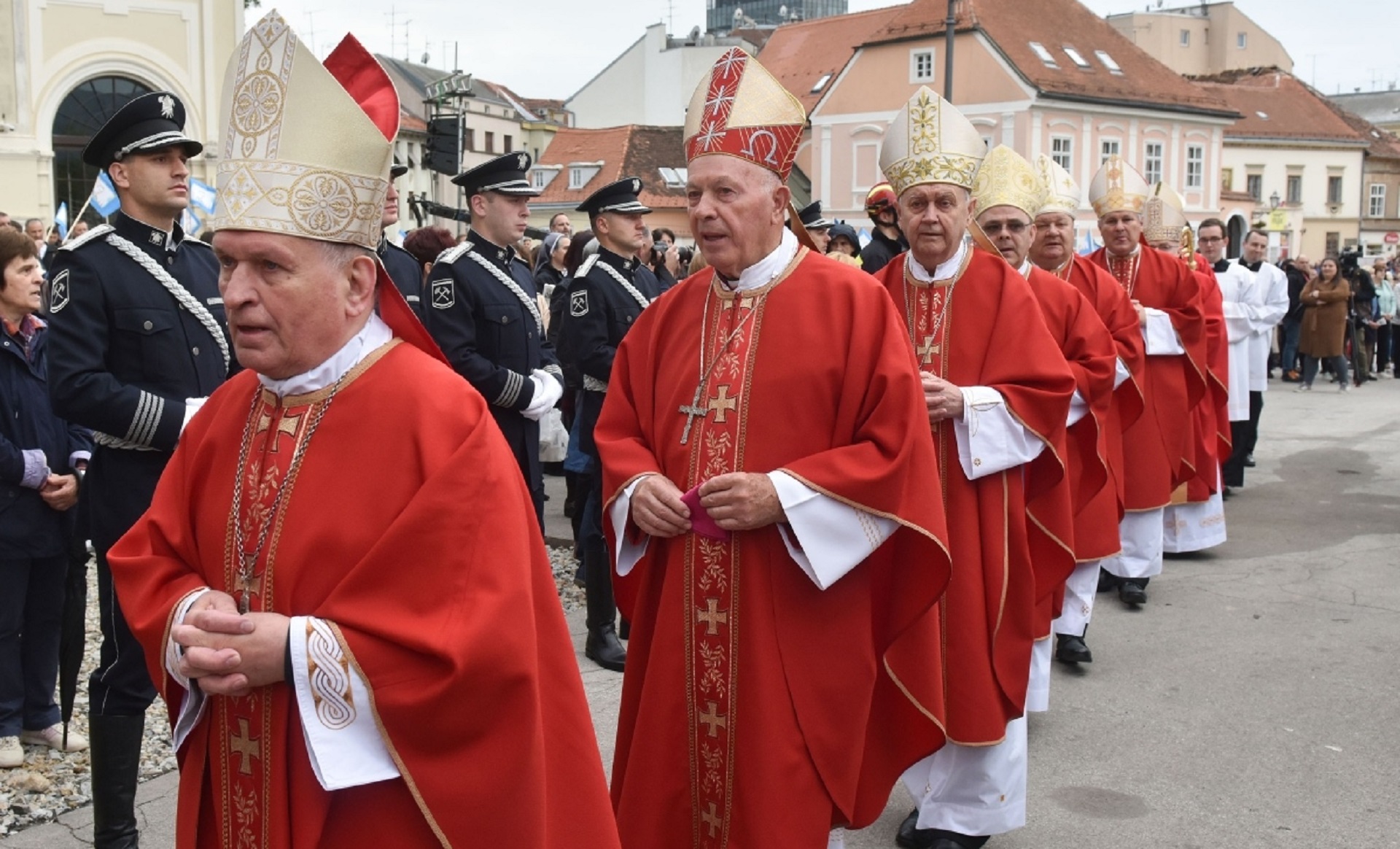31.05.2020., Zagreb - Ispred Zagrebacke katedrale proslavljena je svetkovina Duhova kao dio svetkovine Majke Bozje od kamenitih vrata. Svetu misu predvodio je apostolski nuncij u Republici u Republici Hrvatskoj mons. Giorgio Lingua u zajednistvu sa zagrebackim nadbiskupom Josipom Bozanicem.

Photo: Davorin Visnjic/PIXSELL