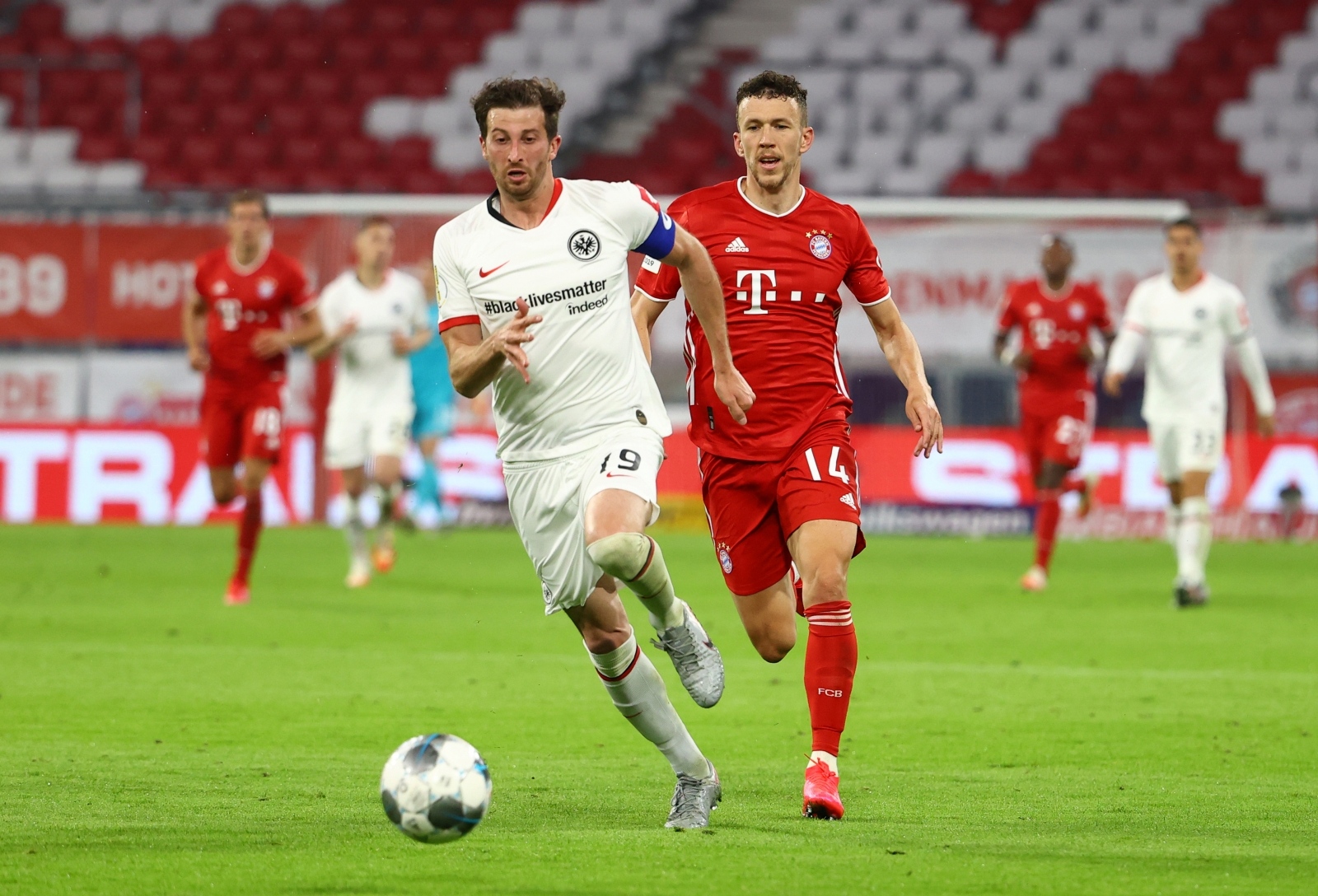 DFB Cup - Semi Final - Bayern Munich v Eintracht Frankfurt Soccer Football - DFB Cup - Semi Final - Bayern Munich v Eintracht Frankfurt - Allianz Arena, Munich, Germany - June 10, 2020   Bayern Munich's Ivan Perisic in action with Eintracht Frankfurt's David Abraham, as play resumes behind closed doors following the outbreak of the coronavirus disease (COVID-19)  REUTERS/Kai Pfaffenbach/Pool    DFB regulations prohibit any use of photographs as image sequences and/or quasi-video KAI PFAFFENBACH