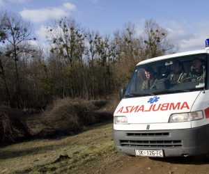 Osijek, 11.01.2012 - Tijekom razminiranja tzv. Dardanske ume na lijevoj obali Drave, u blizini Osijeka, danas prijepodne poginuo je pirotehnièar iz Zagreba, izvijestila je osjeèko-baranjska Policijska uprava. Na slici vozilo hitne pomoæi tijekom oèevida.
foto FaH/ ik