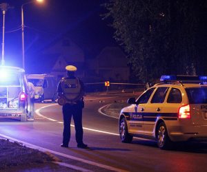 Koprivnica, 28.07.2013 - U sudaru s kombi vozilom noæas je u 2,20 sati u Novigradu Podravskom poginuo 20-godinji vozaè mopeda, a u Peterncu je 20 minuta poslije ponoæi lake ozlijeðen pijani vozaè koji je izletio s kolnika i udario u drveni stup. Na slici pripadnici policije tijekom oèevida.
foto FaH/ ds
