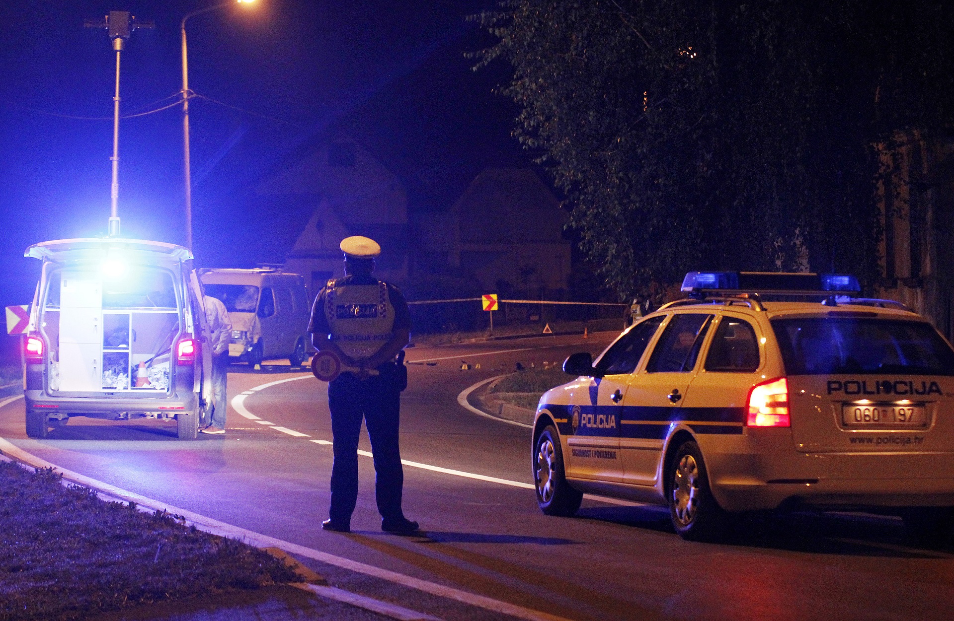 Koprivnica, 28.07.2013 - U sudaru s kombi vozilom noæas je u 2,20 sati u Novigradu Podravskom poginuo 20-godinji vozaè mopeda, a u Peterncu je 20 minuta poslije ponoæi lake ozlijeðen pijani vozaè koji je izletio s kolnika i udario u drveni stup. Na slici pripadnici policije tijekom oèevida.
foto FaH/ ds
