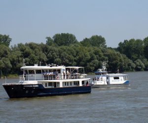 Osijek, 12.12.2011 - Arhivska fotografija od 30.6.2008. godine prikazuje brod na Dunava tijekom obiljeavanja Dana Dunava.  Ekstremno nizak vodostaj Drave kod Osijeka te Dunava kod Batine zaustavio je prometovanje teretnih brodova i prijevoz robe rijeènim putem, to brodarima stvara velike probleme. 
foto FaH/ eljko DRAENOVIÆ/ ua