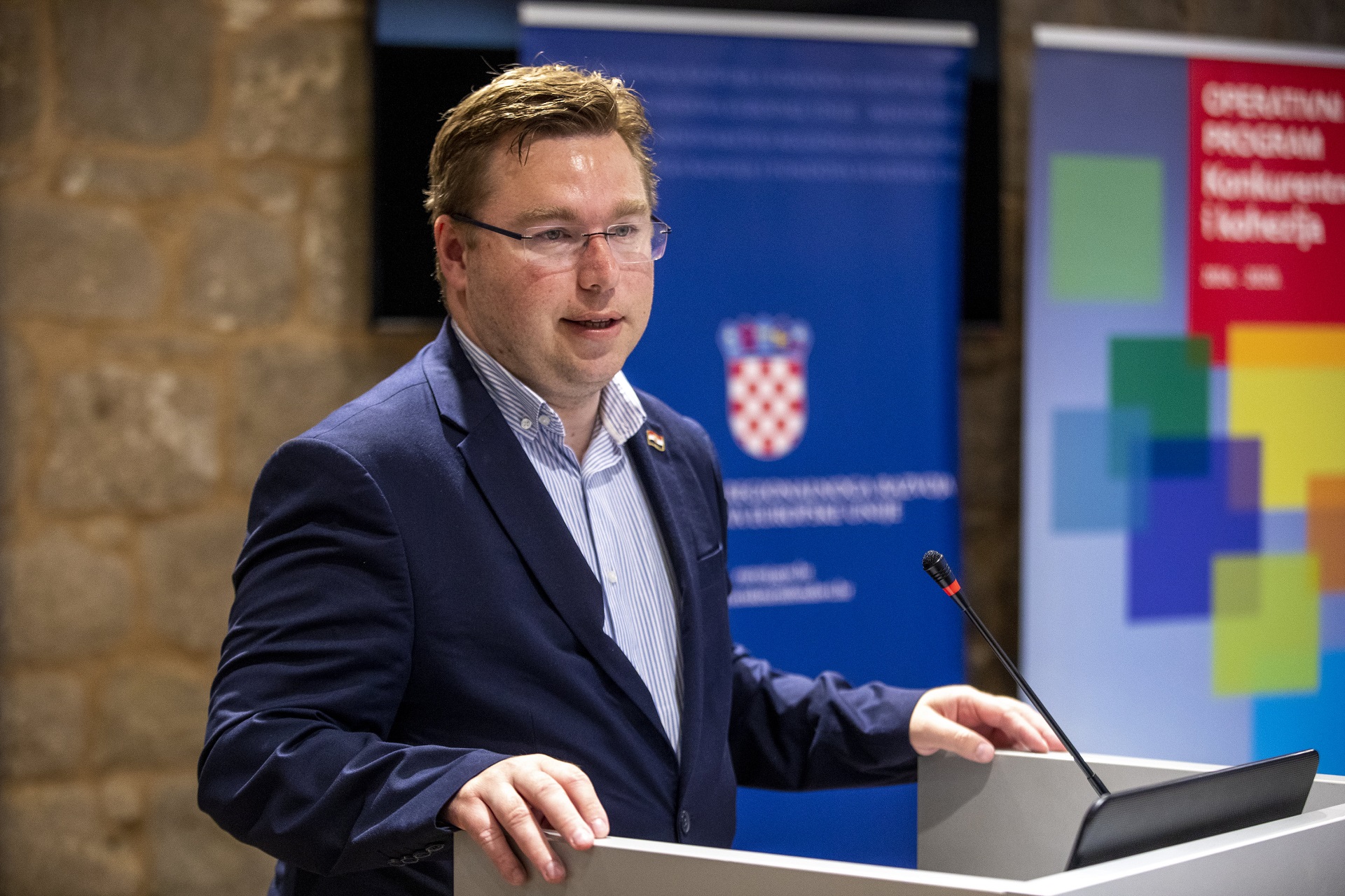 Split, 16.06.2020. - Upriličeno je svečano uručenje 22 ugovora korisnicima s područja Splitsko-dalmatinske županije financiranih nacionalnim i EU sredstvima. Na fotografiji ministar regionalnog razvoja i EU fondova Marko Pavić. foto HINA/ Mario STRMOTIĆ/ ms