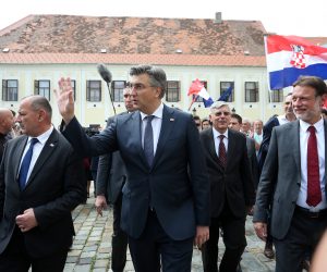 16.06.2020., Zagreb - Dvjestotinjak HDZ-ovaca u 15 sati okupilo se na Markovom trgu, a sam vrh stranke usao je u Sabor kako bi Drzavnom izbornom povjerenstvu predao liste koje je u ponedjeljak na maratonskom sastanku usvojilo Predsjednistvo i Nacionalno vijece stranke.  Tomo Medved, Andrej Plenkovic, Gordan Jandrokovic. 
Photo: Emica Elvedji/PIXSELL