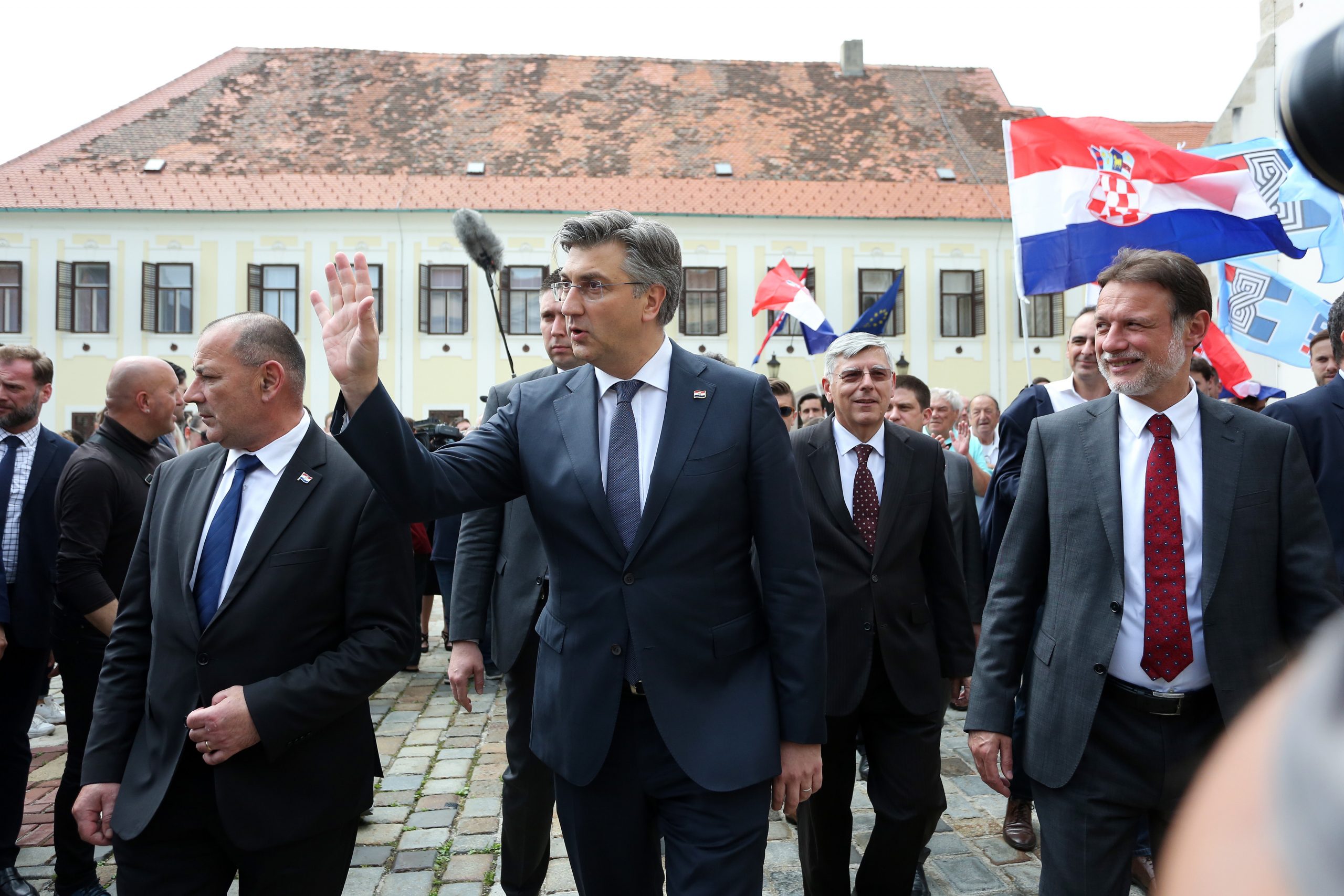 16.06.2020., Zagreb - Dvjestotinjak HDZ-ovaca u 15 sati okupilo se na Markovom trgu, a sam vrh stranke usao je u Sabor kako bi Drzavnom izbornom povjerenstvu predao liste koje je u ponedjeljak na maratonskom sastanku usvojilo Predsjednistvo i Nacionalno vijece stranke.  Tomo Medved, Andrej Plenkovic, Gordan Jandrokovic. 
Photo: Emica Elvedji/PIXSELL