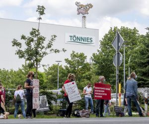 20 June 2020, North Rhine-Westphalia, Rheda-Wiedenbrueck: Animal welfare activists demonstrate in front of the premises of the Toennies meat factory, which had to halt operations after hundreds of employees at the family owned business had contracted coronavirus. Photo: David Inderlied/dpa