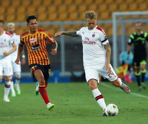 epa08502581 Lecce's Gianluca Lapadula (L) and Milan's Simon Kjaer (R) in action during the Italian Serie A soccer match US Lecce vs Milan at the Via del Mare stadium in Lecce, Italy, 22 June 2020.  EPA/ABBONDANZA SCURO LEZZI