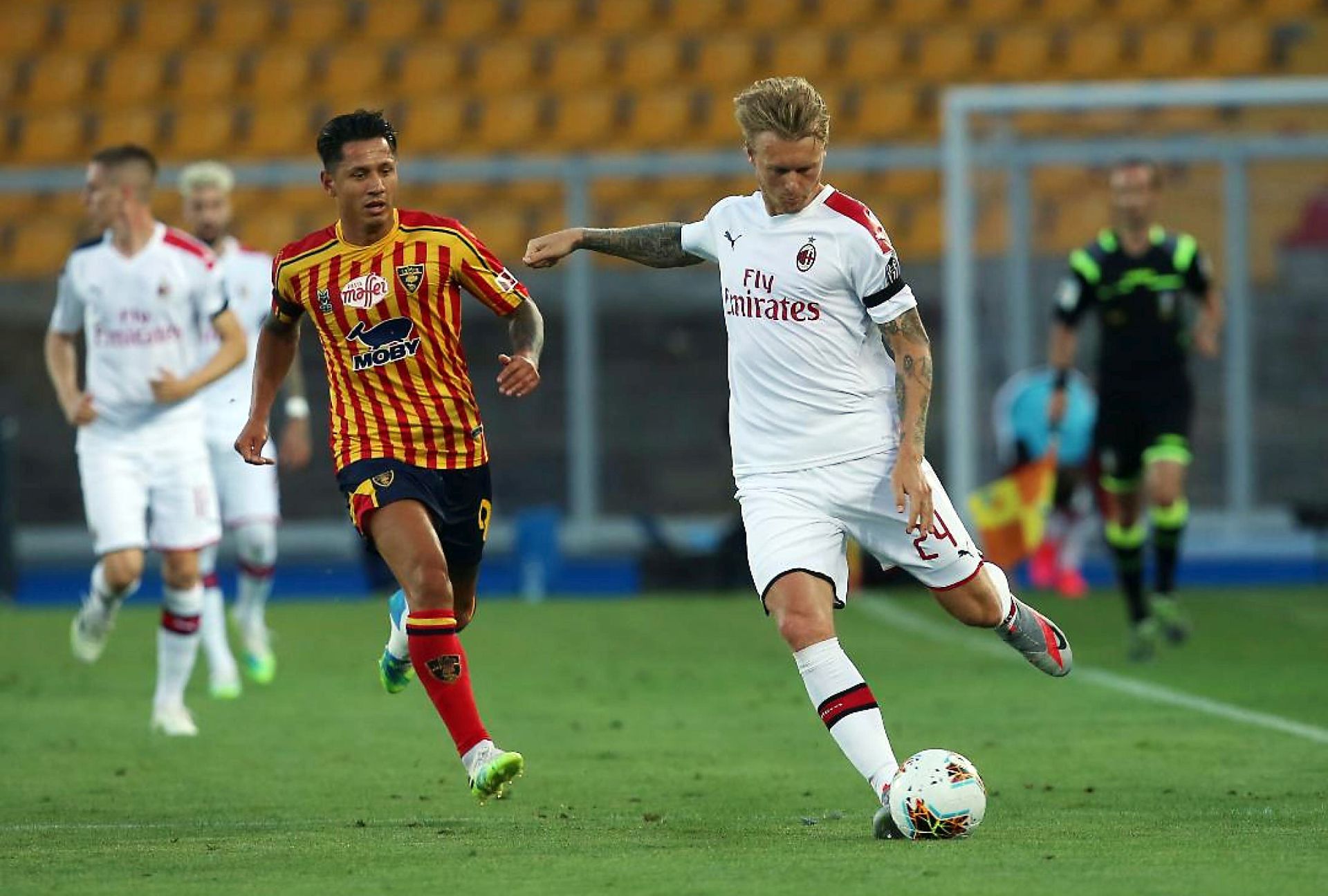 epa08502581 Lecce's Gianluca Lapadula (L) and Milan's Simon Kjaer (R) in action during the Italian Serie A soccer match US Lecce vs Milan at the Via del Mare stadium in Lecce, Italy, 22 June 2020.  EPA/ABBONDANZA SCURO LEZZI