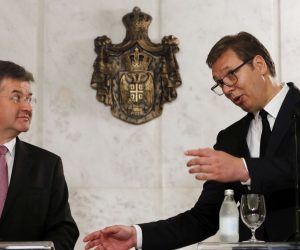 epa08502530 Special Representative for the Pristina-Belgrade Dialogue Miroslav Lajcak (L) and the President of the Republic of Serbia Aleksandar Vucic (R), during a press conference following a official visit in Belgrade, Serbia, 22 June 2020. EU Special Representative Miroslav Lajcak is on an official visit to Serbia, after a three-day visit to Kosovo.  EPA/KOCA SULEJMANOVIC