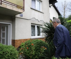 Zagreb, 3.07.2020. Zagrebački gradonačelnik Milan Bandić obišao je naselje Markuševec, Gradsku četvrt Podsljeme gdje započinju aktivnosti na financijskoj procjeni šteta na objektima stradalih u potresu.foto HINA/ Tomislav PAVLEK/ tp