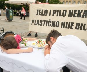 Zagreb, 03.07.2020. - Zelena akcija izvela je na Glavnom kolodvoru ispred Importanne centra performans u povodu Međunarodnog dana bez plastičnih vrećica. Time su željeli ukazati na štetnost plastičnih vrećica i ostalih jednokratnih plastičnih proizvoda te na zakonske obveze koje Hrvatska ima prema EU propisima.
foto HINA/ Edvard ŠUŠAK/ es