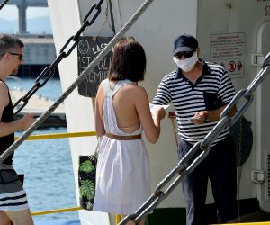 Zadar, 03.07.2020. - Iz trajektne luke Gaenica prema Preku na otoku Ugljanu u petak je zaplovio novi Jadrolinijin trajekt Ugljan, u koji je dravni brodar uloio tri milijuna eura. Na slici turisti u trajektnoj luci Gaenica. 
foto HINA/ ua
