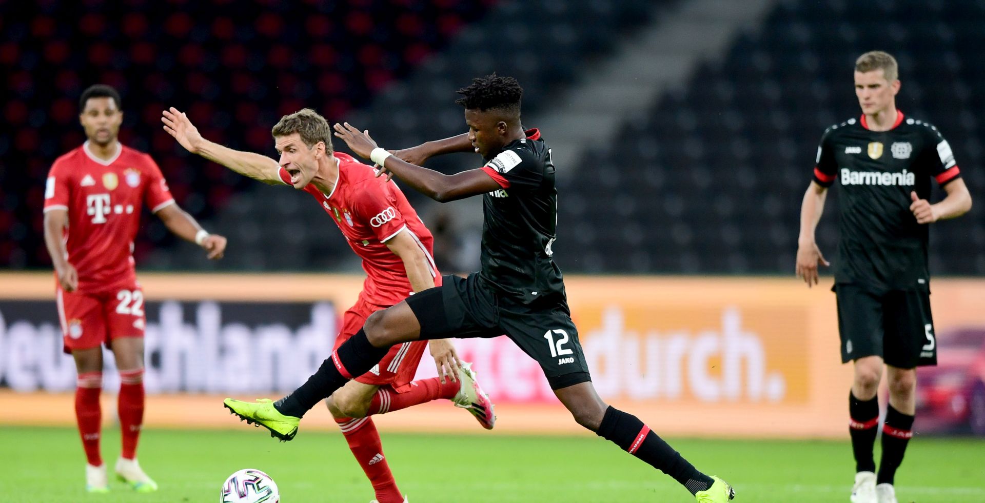 epa08527551 Bayern Munich's Thomas Mueller (L) in action against Leverkusen's Edmond Tapsoba during the German DFB Cup final between Bayer 04 Leverkusen and FC Bayern Munich at Olympic Stadium in Berlin, Germany, 04 July 2020.  EPA/ROBERT MICHAEL / POOL CONDITIONS - ATTENTION: The DFB regulations prohibit any use of photographs as image sequences and/or quasi-video.
