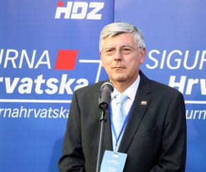 Zagreb, 05.07.2020 - Docek rezultata paramentarnih izbora u stoeru HDZ-a u vrtu Arheolokog muzeja u Zagrebu. Na slici eljko Reiner dao je izjavu za medije nakon objave prvih izlaznih anketa.
foto HINA/ Damir SENCAR/ ds