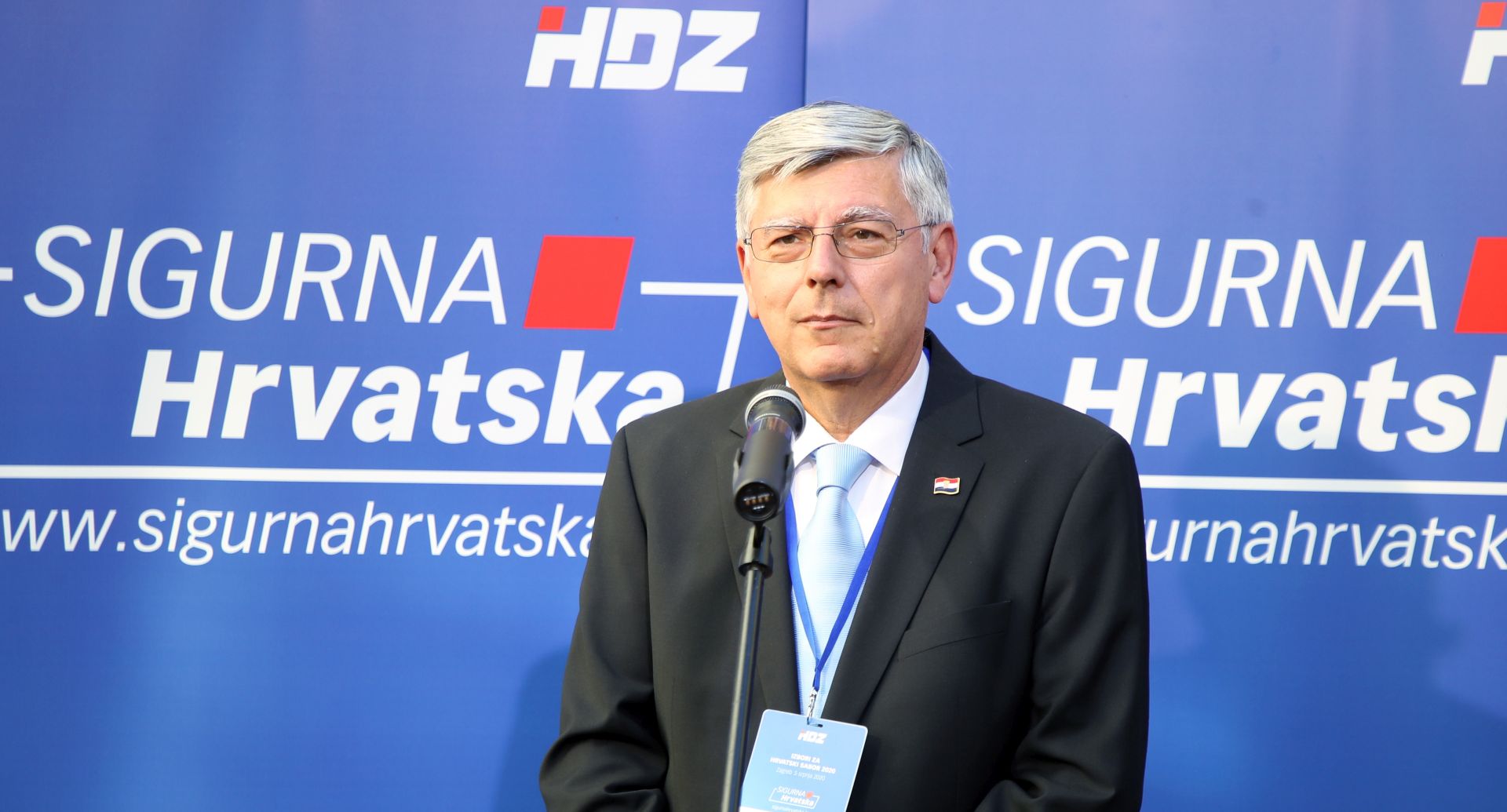 Zagreb, 05.07.2020 - Docek rezultata paramentarnih izbora u stoeru HDZ-a u vrtu Arheolokog muzeja u Zagrebu. Na slici eljko Reiner dao je izjavu za medije nakon objave prvih izlaznih anketa.
foto HINA/ Damir SENCAR/ ds