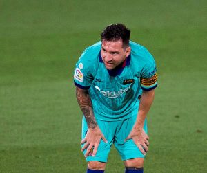 epa08529709 FC Barcelona's Lionel Messi reacts during the Spanish La Liga soccer match between Villarreal CF and FC Barcelona at La Ceramica stadium in Villarreal, eastern Spain, 05 July 2020.  EPA/DOMENECH CASTELLO