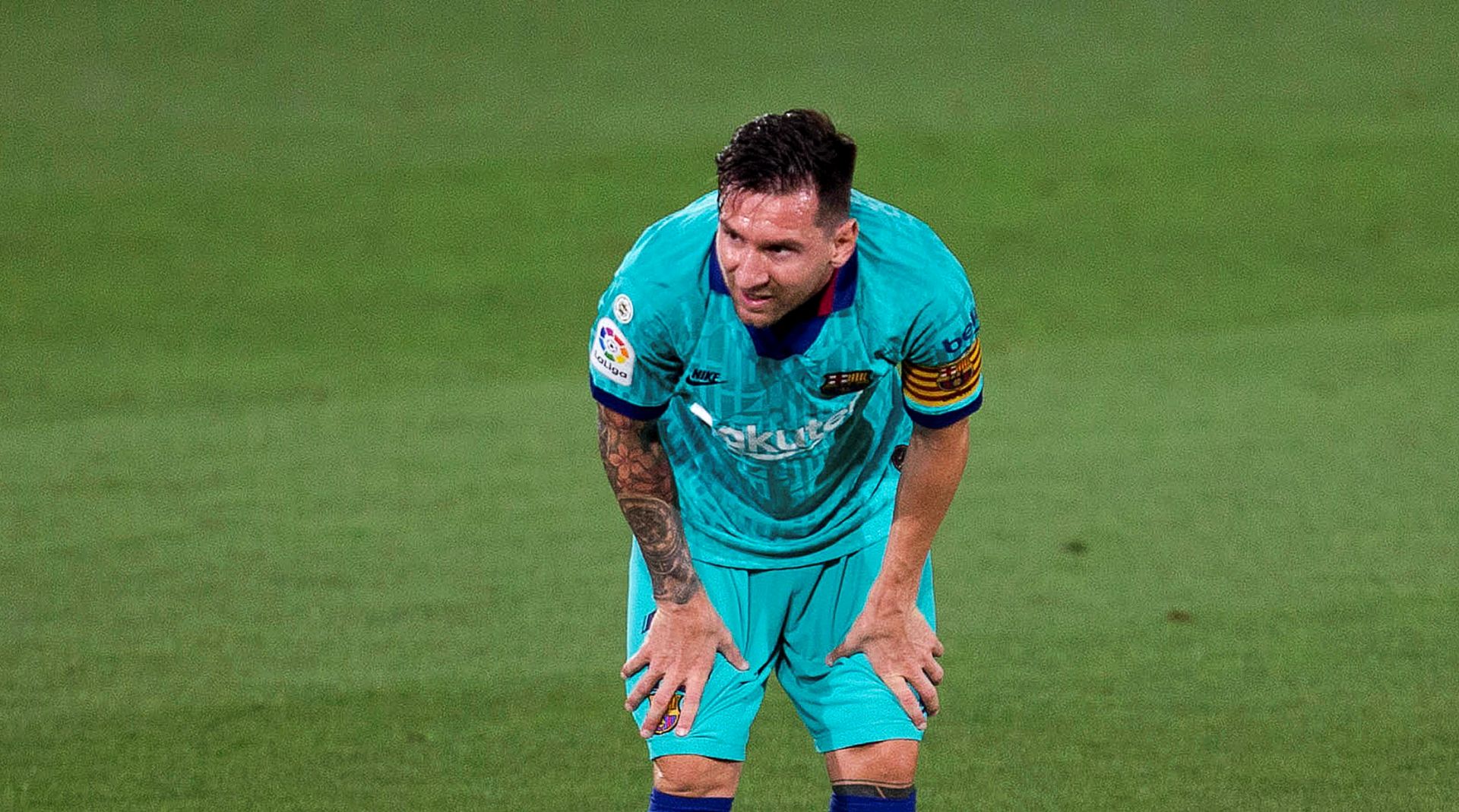 epa08529709 FC Barcelona's Lionel Messi reacts during the Spanish La Liga soccer match between Villarreal CF and FC Barcelona at La Ceramica stadium in Villarreal, eastern Spain, 05 July 2020.  EPA/DOMENECH CASTELLO