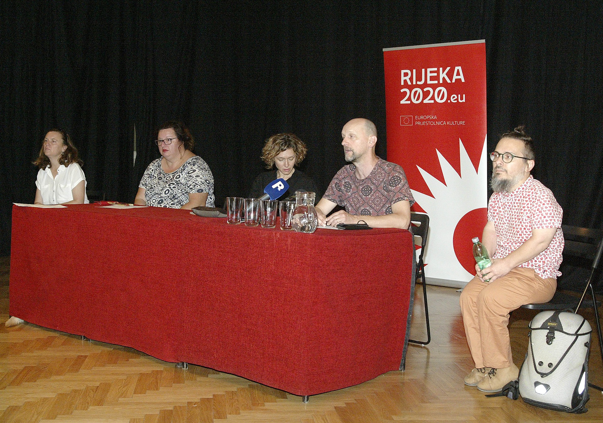 Rijeka,07.07.2020.- Na tiskovnoj konferenciji odranoj u utorak u velikoj dvorani Filodrammatice u Rijeci najavljena je predstava Rad panike, posljednja predstava kolektiva udruenog u umjetnièku organizaciju Bezimeno autorsko drutvo (BADco.) koja æe biti izvedena 10. i 11. srpnja na Grobnièkom polju u sklopu Rijeka 2020 EPK. Na slici Petra Corva,Drugo more (L), Emina Viniæ (EPK), Nikoilina Prista (koreografkinja predstave), Goran Sergej Prista (redatelj predstave) i Tomislv Medak (dramaturg predstave).