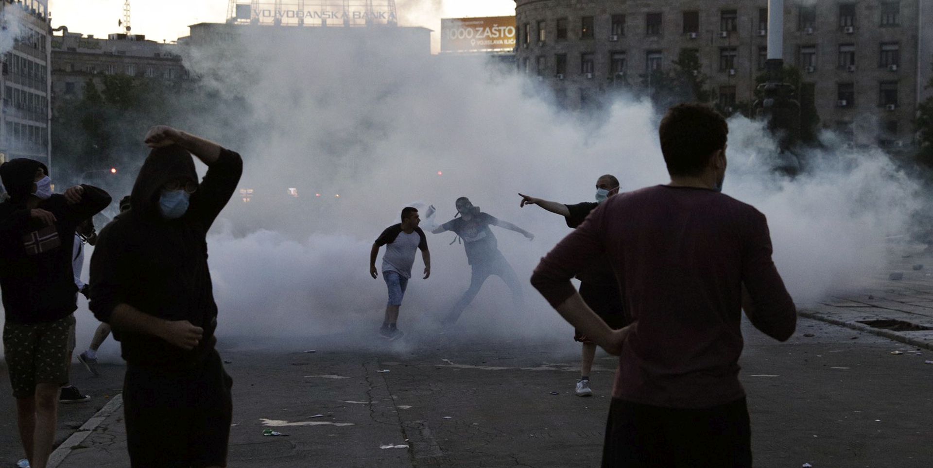 Beograd, 8.7.2020. - U sreditu Beograda u tijeku su sukobi policije i prosvjednika koji su se u utorak naveèer okupili ispred skuptine Srbije nakon to je srbijanski ef drave Aleksandar Vuèiæ u utorak najavio ponovno uvoðenje policijskog sata zbog pogorane epidemioloke situacije. Prosvjed je zapoèeo s tek nekoliko stotina sudionika, da bi se mnotvo kasnije uveæalo, a nakon to je dio prosvjednika uao u zgradu Skuptine, uslijedeili su incidenti i sukobi s policijom. U nastavku sukoba prosvjednici su policiju zaspiali jajima, kamenjem, plastiènim bocama i bakljama, zapaljeni su deseci kontejnera, a prema prvim izvjeæima ozlijeðenih ima na obje strane. 
foto HINA/ TANJUG/ ANDRIJA VUKELIC/ ua