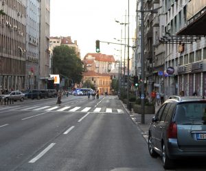 Beograd, 9.7.2020 - U vie srbijanskih gradova, meðu kojima u Beogradu, u èetvrtak je u tijeku mirni prosvjed, a nekoliko tisuæa ljudi, uglavnom mlaðih, sjedi na cestama i ploènicima u glavnom gradu, kao i u Niu i Novom Sadu. Prosvjednici u Beogradu sjede ispred Skuptine Srbije, dok na stubitu iza te institucije sjedi i pedesetak policajaca sa titovima i kacigama. 
foto HINA/ Velimir ILIÆ/ ua