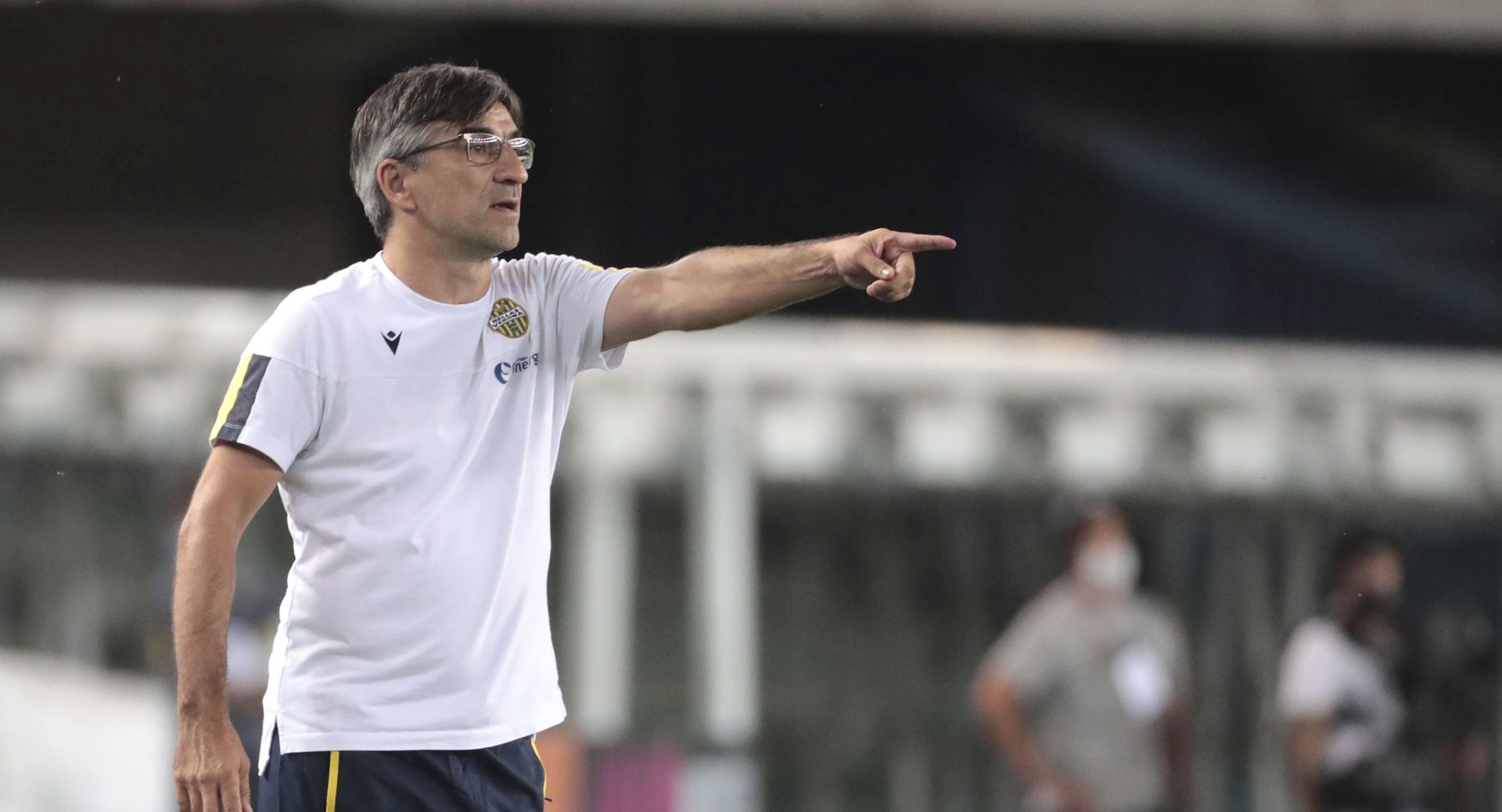 epa08537588 Hellas Verona's head coach Ivan Juric gestures during the Italian Serie A soccer match Hellas Verona vs FC Inter at Bentegodi stadium in Verona, Italy, 09 July 2020.  EPA/EMANUELE PENNACCHIO