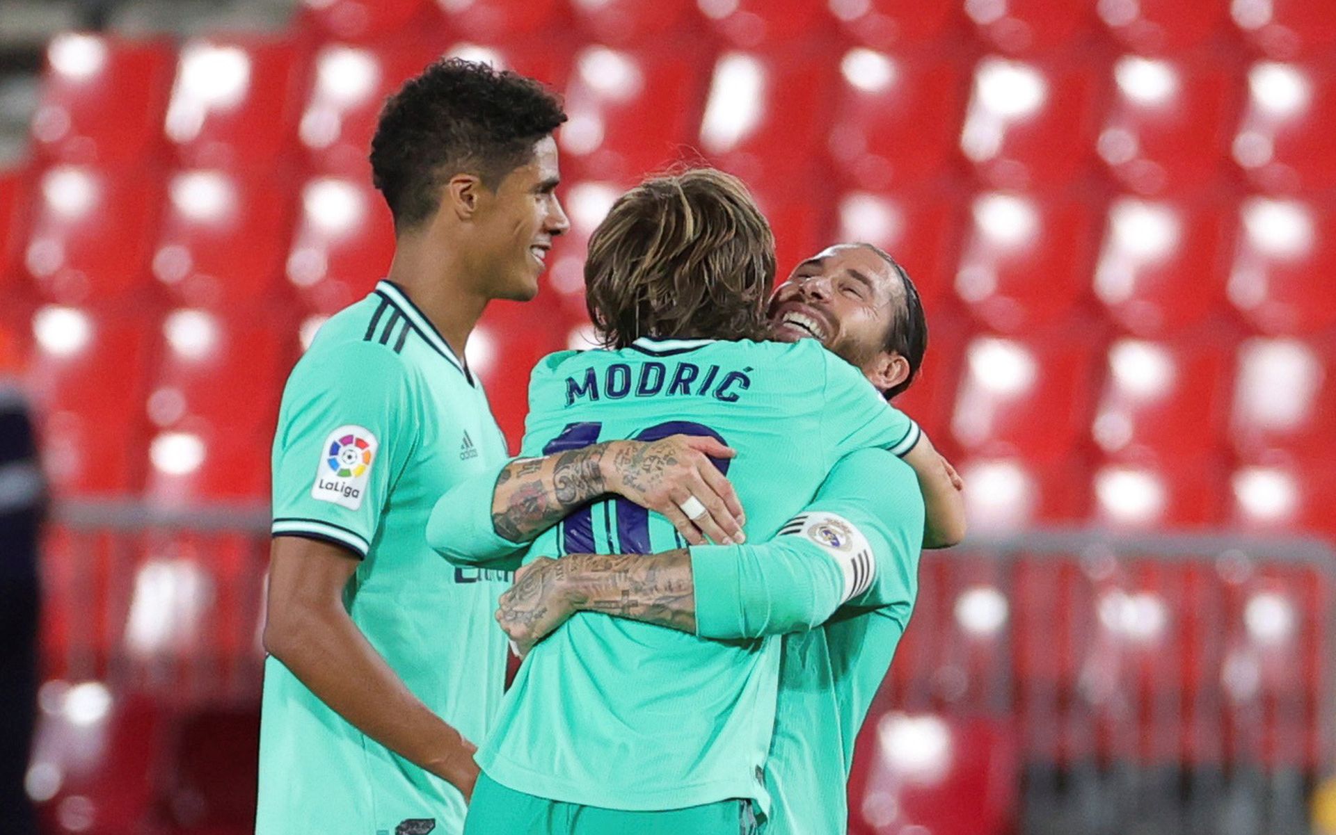 epa08544332 Real Madrid's Sergio Ramos (R) and Luka Modric celebrated after winning the Spanish LaLiga soccer match between Granada CF and Real Madrid at Los Carmenes stadium in Granada, southern Spain, 13 July 2020.  EPA/JUANJO MARTIN