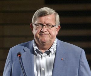 Rijeka,14.07.2020.- U Sportskom Centru Zamet u tijeku je sjednica Gradskog vijeæa Rijeke na kojoj je sredinja toèka dnevnog reda prijedlog rebalansa gradskog proraèuna za 2020. po kojem se planirani prihodi i primitci smanjuju za 193 milijuna kuna, zbog opæeg ekonomskog pada uzrokavanog pandemijom koronavirusa. Na slici rijeèki gradonaèelnik Vojko Obersnel.