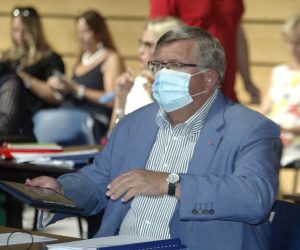 Rijeka,14.07.2020.- U Sportskom Centru Zamet u tijeku je sjednica Gradskog vijeæa Rijeke na kojoj je sredinja toèka dnevnog reda prijedlog rebalansa gradskog proraèuna za 2020. po kojem se planirani prihodi i primitci smanjuju za 193 milijuna kuna, zbog opæeg ekonomskog pada uzrokavanog pandemijom koronavirusa. Na slici rijeèki gradonaèelnik Vojko Obersnel.
