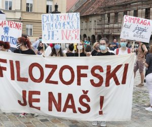 Zagreb, 14.07.2020. - Prosvjed studenata i profesora Filozofskog fakulteta ispred zgrade Vlade RH.
foto HINA/ Admir BULJUBAŠIĆ/ abu
