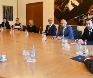 Zagreb, 14.07.2020 - Predsjednik Republike Zoran Milanoviæ primio je u utorak izaslanstvo Hrvatske lijeènièke komore (HLK) s kojim je razgovarao o statusu lijeènika u Hrvatskoj i problemima lijeènièke profesije, priopæeno je iz Ureda predsjednika Republike. foto HINA/ Ured predsjednika / Filip GLAS/ ik