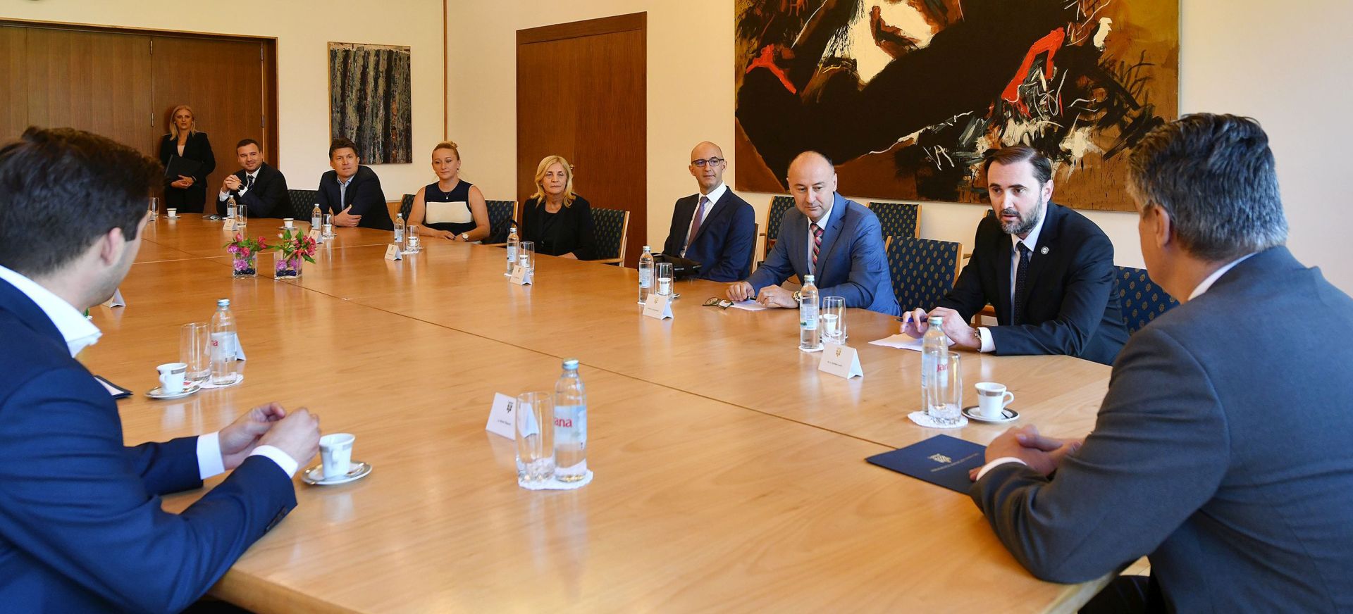 Zagreb, 14.07.2020 - Predsjednik Republike Zoran Milanoviæ primio je u utorak izaslanstvo Hrvatske lijeènièke komore (HLK) s kojim je razgovarao o statusu lijeènika u Hrvatskoj i problemima lijeènièke profesije, priopæeno je iz Ureda predsjednika Republike. foto HINA/ Ured predsjednika / Filip GLAS/ ik