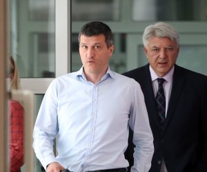 Zagreb, 15.07.2020 - Tiskovna konferencija SDP-a na kojoj je govorio v.d. predsjednika SDP-a Zlatko Komadina i objavio da ce se izbori za predsjednika SDP-a odrati 26. rujna. Na slici Nika Vukas i Zlatko Komadina.
foto HINA/ Damir SENCAR/ ds