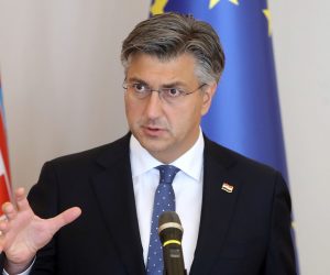 Zagreb, 16.07.2020 - Predsjednik Republike Hrvatske Zoran Milanoviæ dao je mandat za sastavljanje nove Vlade Andreju Plenkoviæu a nakon toga su odrali zajednièku tiskovnu konferenciju. Na slici Andrej Plenkoviæ tijekom tiskovne konferencije.
foto HINA/ Damir SENÈAR/ ds