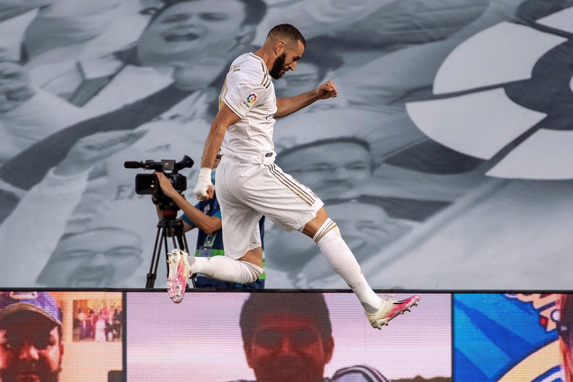 epa08550525 Real Madrid's Karim Benzema celebrates after scoring a goal during the Spanish LaLiga soccer match between Real Madrid and Villarreal CF held at Alfredo Di Estefano Stadium, in Madrid, Spain, 16 July 2020.  EPA/Rodrigo Jimenez