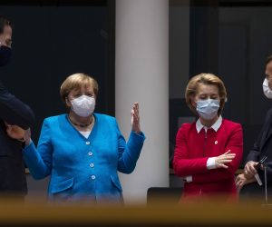 epa08553082 (L-R) Dutch Prime Minister Mark Rutte, German Chancellor Angela Merkel, European Commission President Ursula von der Leyen and French President Emmanuel Macron speak during a meeting on the sidelines of the second day of an EU summit in Brussels, Belgium, 18 July 2020. European Union nations leaders meet face-to-face for the first time since February to discuss plans responding to coronavirus crisis and new long-term EU budget at the special European Council on 17 and 18 July.  EPA/FRANCISCO SECO / POOL
