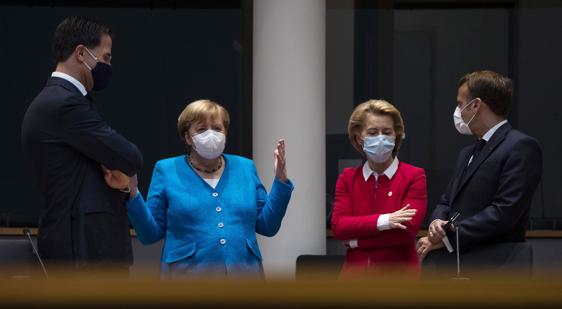 epa08553082 (L-R) Dutch Prime Minister Mark Rutte, German Chancellor Angela Merkel, European Commission President Ursula von der Leyen and French President Emmanuel Macron speak during a meeting on the sidelines of the second day of an EU summit in Brussels, Belgium, 18 July 2020. European Union nations leaders meet face-to-face for the first time since February to discuss plans responding to coronavirus crisis and new long-term EU budget at the special European Council on 17 and 18 July.  EPA/FRANCISCO SECO / POOL