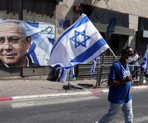 epa08554367 Supporters of Israeli Prime Minister Benjamin Netanyahu protest outside the Jerusalem  District Court during a hearing in the Netanyahu trial in Jerusalem, Israel, 19 July 2020. Netanyahu has been charged with counts of bribery, fraud and breach of trust, becoming the first Israeli leader to be tried for alleged corruption while still in office.  EPA/ABIR SULTAN