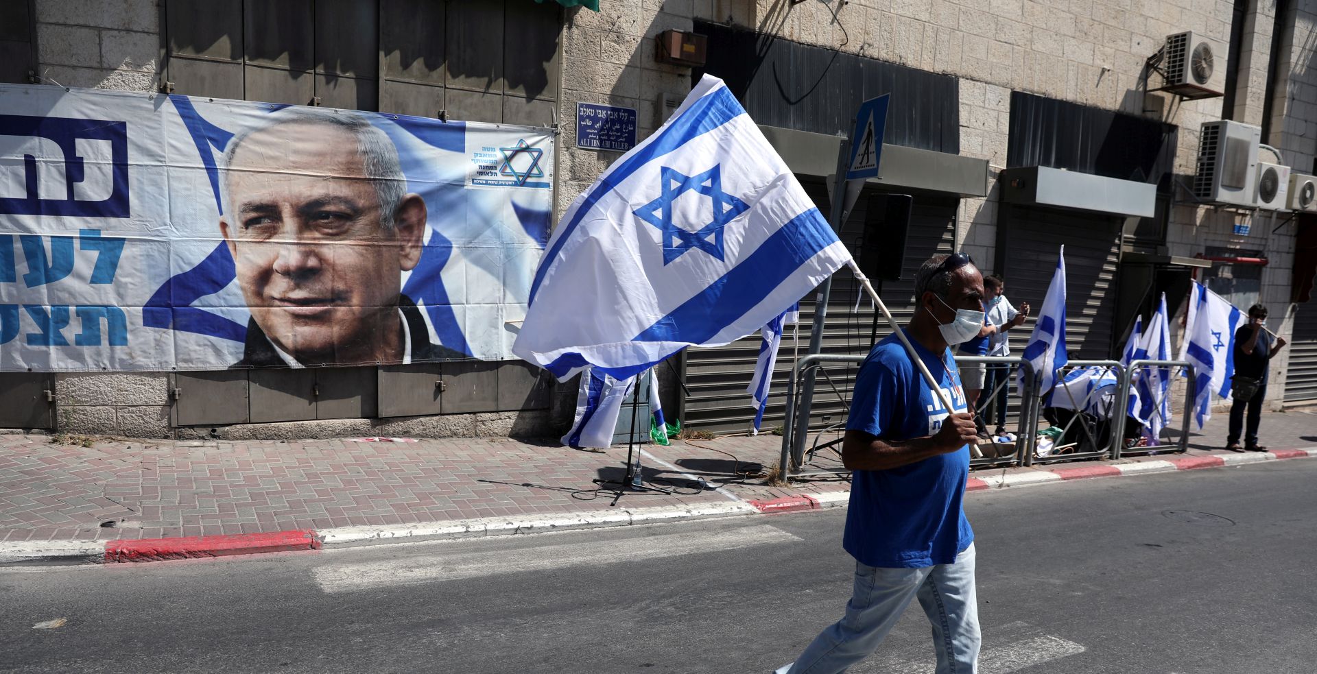 epa08554367 Supporters of Israeli Prime Minister Benjamin Netanyahu protest outside the Jerusalem  District Court during a hearing in the Netanyahu trial in Jerusalem, Israel, 19 July 2020. Netanyahu has been charged with counts of bribery, fraud and breach of trust, becoming the first Israeli leader to be tried for alleged corruption while still in office.  EPA/ABIR SULTAN