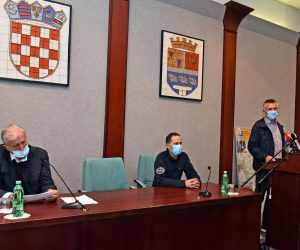 Vinkovci, 19.07.2020. - Tiskovna  konferencija Stoera civilne zatite Vukovarsko - srijemske upanije vezano uz veæ nekoliko dana poveæan broj zaraenih COVID-19 virusom. oto HINA/ ik