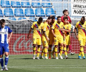 epa08555013 FC Barcelona's Luis Suarez (4-L)) celebrates with teammates after scoring the 0-3 during the Spanish LaLiga soccer match between Deportivo Alaves and FC Barcelona held at Mendizorrotza stadium, in Vitoria, northern Spain, 19 July 2020.  EPA/ADRIAN RUIZ HIERRO