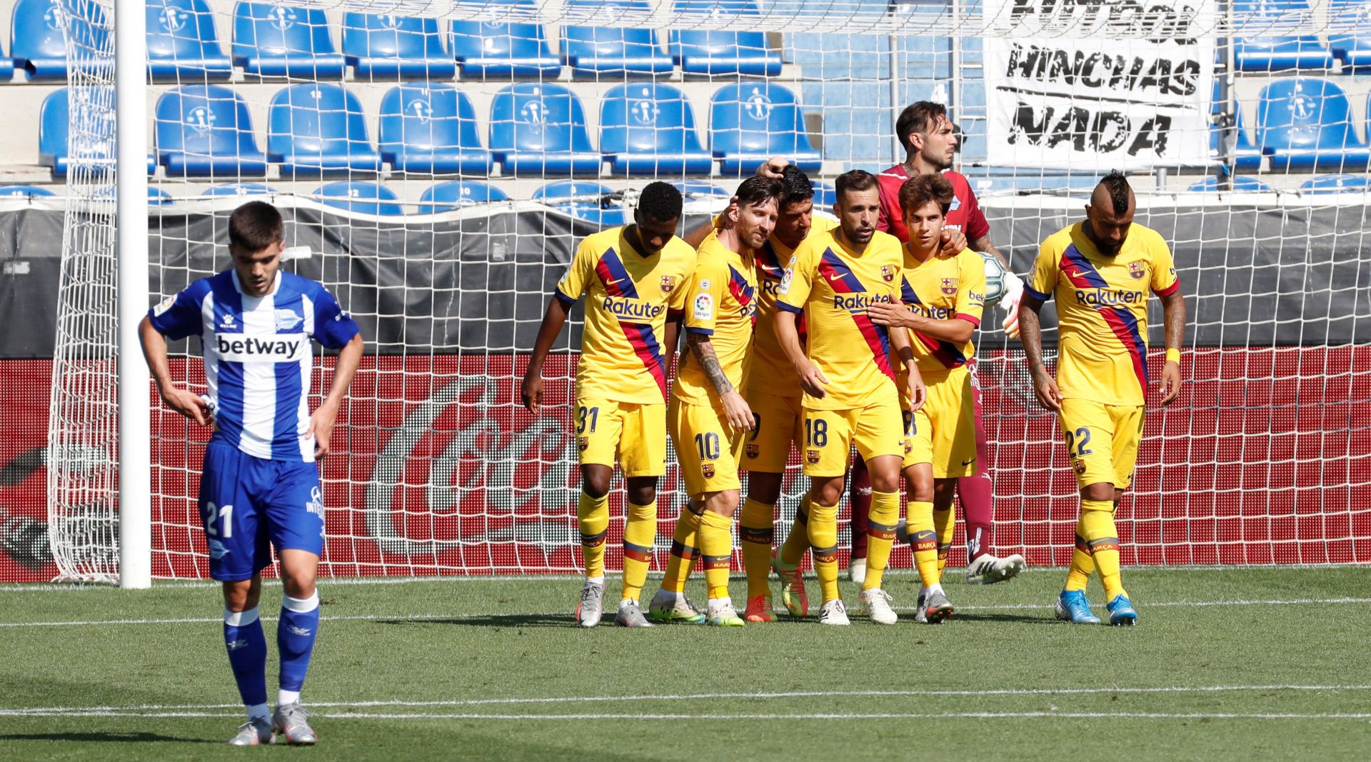 epa08555013 FC Barcelona's Luis Suarez (4-L)) celebrates with teammates after scoring the 0-3 during the Spanish LaLiga soccer match between Deportivo Alaves and FC Barcelona held at Mendizorrotza stadium, in Vitoria, northern Spain, 19 July 2020.  EPA/ADRIAN RUIZ HIERRO