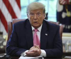 epa08556801 US President Donald Trump speaks to the media while meeting with Senate Majority Leader Mitch McConnell and House Minority Leader Kevin McCarthy in the Oval Office at the White House in Washington, DC, USA, 20 July 2020.  EPA/OLIVER CONTERAS / POOL