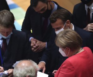 epa08557210 German Chancellor Angela Merkel (C-R) chats with French President Emmanuel Macron (C), Spanish Prime Minister Pedro Sanchez (C-L) and other dignitaries while they all wear face masks during a roundtable discussion on the fourth day of the ongoing Special European Council leaders' summit, the first face-to-face meeting between EU statespeople held since the eruption of the ongoing pandemic of the COVID-19 disease caused by the SARS-CoV-2 coronavirus, in Brussels, Belgium, 20 July 2020. The heads of state and government discussed the bloc's response to the pandemic and the new long-term budget.  EPA/FRANCISCO SECO / POOL