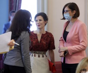 Zagreb, 22.07.2020 - Konstituiran je novi, 10. saziv Hrvatskog sabora, u srijedu je, naime, za njegova predsjednika po drugi  puti izabran Gordan Jandrokovic (HDZ). Na slici Dalija Orekovic i Marijana Puljak.
foto HINA/ Damir SENCAR/ ds