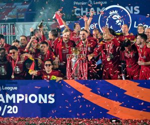epa08561412 The team of Liverpool poses with the Premier League trophy following the English Premier League soccer match between Liverpool FC and Chelsea FC in Liverpool, Britain, 22 July 2020.  EPA/Paul Ellis/NMC/Pool EDITORIAL USE ONLY. No use with unauthorized audio, video, data, fixture lists, club/league logos or 'live' services. Online in-match use limited to 120 images, no video emulation. No use in betting, games or single club/league/player publications.